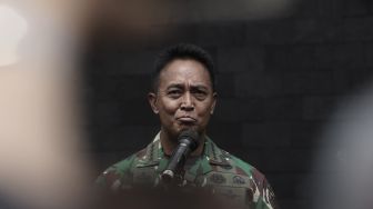 Kepala Staf Angkatan Darat (Kasad), Jenderal TNI Andika Perkasa memberikan keterangan kepada wartawan saat meresmikan 'Smart' Instalasi Tahanan Militer berbasis Information, Communication, Technology (ICT) di Markas Polisi Militer Kodam Jayakarta, Jakarta, Selasa (20/4/2021). [Suara.com/Angga Budhiyanto]