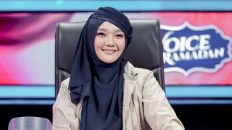 9 Potret Terbaru Sulis Mantan Penyanyi Cilik, Kini Jadi Mentor Acara Musik Religi