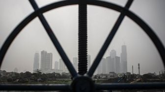 Deretan gedung bertingkat tersamar kabut polusi udara di Jakarta, Selasa (20/4/2021).  ANTARA FOTO/Aprillio Akbar