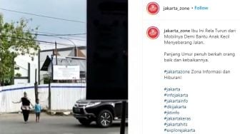 Viral Emak-Emak Turun dari Mobil Bantu Bocah Nyeberang, Tuai Pujian Netizen