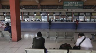 Calon penumpang menunggu kedatangan bus di Terminal Kampung Rambutan, Jakarta, Selasa (20/4/2021). [Suara.com/Angga Budhiyanto]