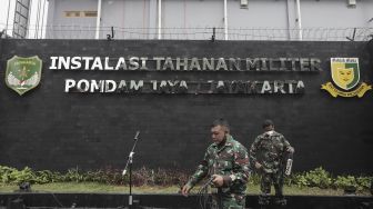 Personel TNI AD merapikan barang-barang usai peresmian 'Smart' Instalasi Tahanan Militer berbasis Information, Communication, Technology (ICT) di Markas Polisi Militer Kodam Jayakarta, Jakarta, Selasa (20/4/2021). [Suara.com/Angga Budhiyanto]