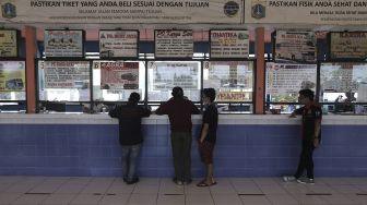 Calon penumpang membeli tiket bus di Terminal Kampung Rambutan, Jakarta, Selasa (20/4/2021). [Suara.com/Angga Budhiyanto]