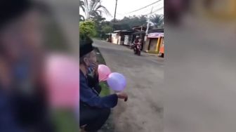 Viral Kakek Penjual Balon Setia Menunggu Pembeli, Publik: Hatiku Teriris