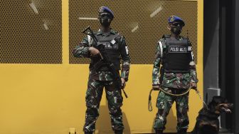 Personel Polisi Militer melakukan penjagaan saat peresmian 'Smart' Instalasi Tahanan Militer berbasis Information, Communication, Technology (ICT) di Markas Polisi Militer Kodam Jayakarta, Jakarta, Selasa (20/4/2021). [Suara.com/Angga Budhiyanto]