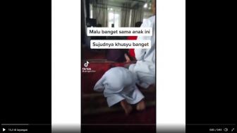 Terlalu Khusyu Salat Jumat, Anak Ini Sampai Tertidur Nyenyak Ketika Sujud