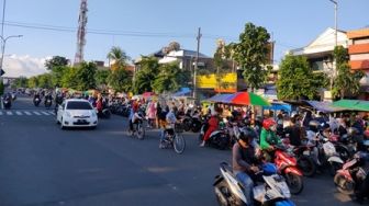 Berburu Takjil Kue Cucur di Sepanjang Karangmenjangan