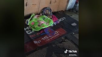 Ortu Kerja, Bayi Tidur Di Trotoar Beralas Banner, Kisahnya Mengharukan