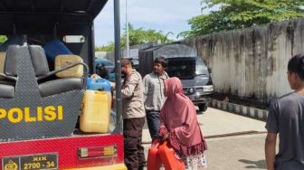 Akibat Antrian Panjang, Polsek Batui Amankan 25 Jerigen Kosong