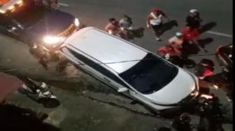 Mobil Bea dan Cukai Diserang Warga yang Lindungi Mobil Pembawa Rokok Ilegal