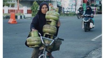 Viral! Emak-emak Bawa 4 Tabung Gas 3 Kg Naik Sepeda Bikin Publik Minder
