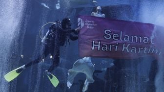 Penyelam menyapa pengunjung saat peringatan Hari Kartini di Jakarta Aquarium dan Safari, Jakarta, Rabu (21/4/2021). [Suara.com/Angga Budhiyanto]