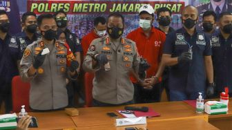 Polisi menunjukkan barang bukti berupa alat hisap dan sabu 2 klip saat rilis kasus narkoba yang menjerat Pesinetron Rio Reifan di Polres Metro Jakarta Pusat, Rabu (21/4/2021). [Suara.com/Alfian Winanto]