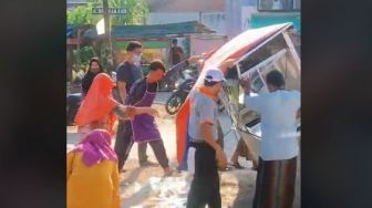 Bikin Publik Tak Tega, Gerobak Takjil Ini Ambruk Usai Tertabrak Motor