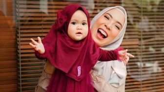 7 Potret Sada Amina Anak Fitri Tropica, Cantik dan Hobi Pakai Bandana