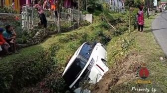 Apes Lur! Baru Keluar Diler, Mobil Mazda Biante Nyungsep ke Selokan di Tawangmangu