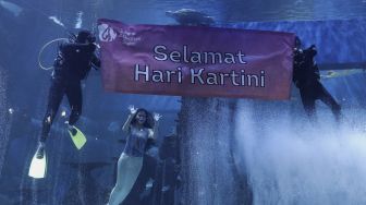 Aksi Putri Duyung Peringati Hari Kartini di Jakarta Aquarium