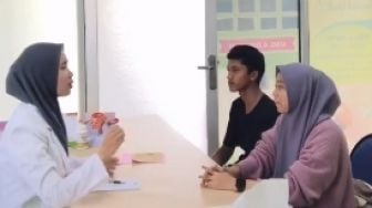 Viral Pasutri 11 Tahun Belum Dikaruniai Anak, Minta Peluk Suami saat Ngaji