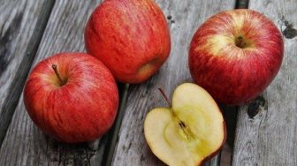 Bukan Kopi, Ini Alasan Lebih Baik Makan Apel untuk Memulai Hari