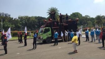 Buruh Demo Siang Hari Bolong Tolak UU Cipta Kerja, Jumlahnya Puluhan