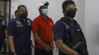 Pesinetron Rio Reifan dihadirkan saat rilis kasus narkoba yang menjeratnya di Polres Metro Jakarta Pusat, Rabu (21/4/2021). [Suara.com/Alfian Winanto]