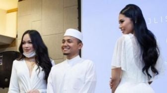 Pak Ustadz Foto Bareng Wanita Seksi Sambil Tersenyum, Netizen Riuh