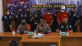 Suasana saat rilis kasus narkoba yang menjerat pesinetron Rio Reifan di Polres Metro Jakarta Pusat, Rabu (21/4/2021). [Suara.com/Alfian Winanto]