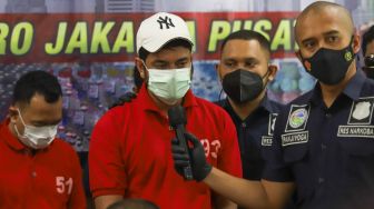 Pesinetron Rio Reifan memberi pernyataan saat dihadirkan dalam rilis kasus narkoba yang menjeratnya di Polres Metro Jakarta Pusat, Rabu (21/4/2021). [Suara.com/Alfian Winanto]