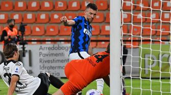 Gelandang Inter Milan Ivan Perisic mencetak gol penyeimbang selama selama pertandingan sepak bola Serie A Italia Spezia melawan Inter Milan di Stadion Alberto Picco, Rabu waktu setempat atau Kamis (22/4/2021) dini hari WIB. ANDREAS SOLARO / AFP

