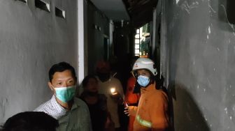 Heroik! Warga Surabaya Estafet Padamkan Api Pakai Ember