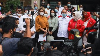 Aktris Nikita Mirzani saat menemui awak media di Mall Plaza Indonesia, Jakarta Pusat, Kamis (22/4/2021). [Suara.com/Alfian Winanto]