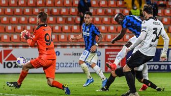 Penjaga gawang Spezia Ivan Provedel menyelamatkan sebuah percobaan gol oleh penyerang Inter Milan Romelu Lukaku selama pertandingan sepak bola Serie A Italia Spezia melawan Inter Milan di Stadion Alberto Picco, Rabu waktu setempat atau Kamis (22/4/2021) dini hari WIB. ANDREAS SOLARO / AFP