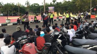 Polisi Bubarkan Balap Liar di Depan Gedung TVRI, Sejumlah Kendaraan Ditilang