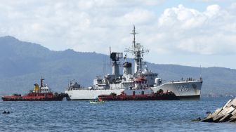 KRI Karel Satsuitubun 356 bersiap sandar di Pelabuhan Tanjung Wangi, Banyuwangi, Jawa Timur, Kamis (22/4/2021).  ANTARA FOTO/Budi Candra Setya