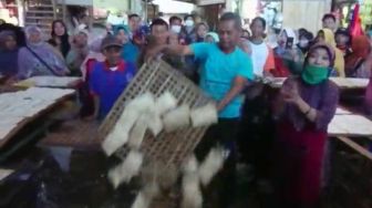 Protes Adanya Pembagian Bansos, Pedagang Pasar di Pemalang Ramai-ramai Buang Tempe yang Dijual