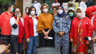 Aktris Nikita Mirzani saat menemui awak media di Mall Plaza Indonesia, Jakarta Pusat, Kamis (22/4/2021). [Suara.com/Alfian Winanto]