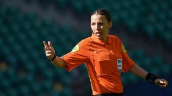 Profil Stephanie Frappart yang Segera Ukir Sejarah, Wasit Wanita Pertama di Piala Dunia