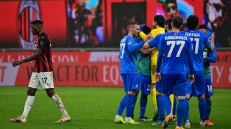 Para pemain Sassuolo merayakan kemenangan selama pertandingan sepak bola Serie A Italia AC Milan melawan Sassuolo di  Stadion San Siro, Milan, Italia, Kamis (22/4) dini hari WIB. MIGUEL MEDINA / AFP