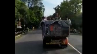 Viral Sekumpulan Pemuda Sulap Bak Belakang Truk Jadi Kolam Renang Berjalan