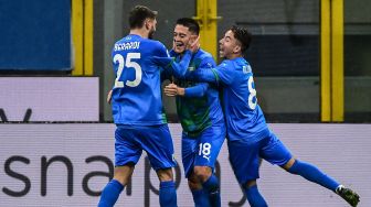 Penyerang Sassuolo Giacomo Raspadori merayakan gol keduanya, Selama pertandingan sepak bola Serie A Italia AC Milan melawan Sassuolo di  Stadion San Siro, Milan, Italia, Kamis (22/4) dini hari WIB.  MIGUEL MEDINA / AFP
