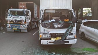 Tabrakan Truk Terjadi di Jalan Tol Jakarta-Cikampek, Dua Orang Luka-luka
