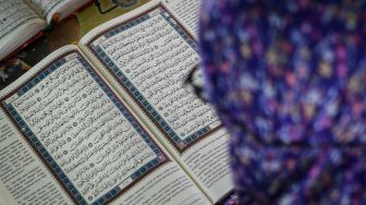 Warga Binaan Pemasyarakatan melakukan tadarus Al Quran di Lembaga Pemasyarakatan Perempuan (LPP) Klas IIA Tangerang, Banten, Kamis (22/4/2021).  ANTARA FOTO/Fauzan