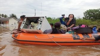 Cuma Ada 1, Warga Rebutan Pinjam Perahu Karet Angkut Barang Elektronik