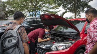 Tim penyidik Pidana Khusus (Pidsus) Kejaksaan Tinggi Sumatera Selatan memeriksa kelengkapan kendaraan roda empat milik salah seorang tersangka kasus dugaan korupsi Masjid Raya Sriwijaya sebelum dilakukan penyitaan di Palembang, Sumatera Selatan, Jumat (23/4/2021).  ANTARA FOTO/Nova Wahyudi