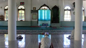 Umat Muslim sedang mempersiapkan diri untuk menjalani Shalat Jumat di Masjid Agung Al-Baitul Qadim, Kota Kupang, NTT, Jumat (23/4/2021). ANTARA FOTO/Kornelis Kaha