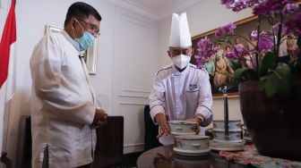 Chef Reuben mewakili tim Suara.com memberikan rantang berisi menu berbuka puasa untuk Wakil Presiden Indonesia ke-10 dan 12 Muhammad Jusuf Kalla saat ditemui di kediamannya kawasan Kebayoran Baru, Jakarta Selatan, Jumat (23/4/2021). [Suara.com/Alfian Winanto]