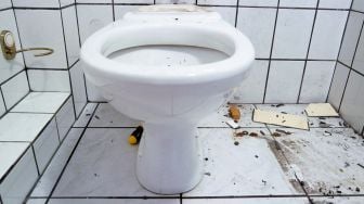 Bukan Disikat! Begini Cara Tepat Membersihkan Kotoran Membandel agar Toilet Awet dan Terawat