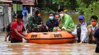 Gubernur Riau Tinjau Banjir Pekanbaru, Kucing di Perahu Karet Jadi Sorotan