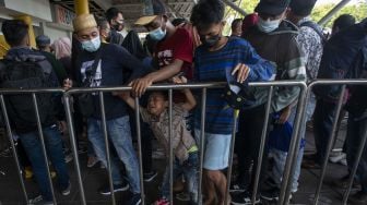 Seorang anak menangis di tengah antrean calon penumpang yang akan melakukan tes deteksi COVID-19 dengan GeNose C19 di terminal penumpang Pelabuhan Tanjung Priok, Jakarta, Jumat (23/4/2021). ANTARA FOTO/Aditya Pradana Putra