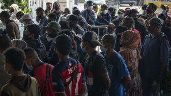 Sejumlah calon penumpang mengantre untuk tes deteksi COVID-19 dengan GeNose C19 di terminal penumpang Pelabuhan Tanjung Priok, Jakarta, Jumat (23/4/2021). ANTARA FOTO/Aditya Pradana Putra